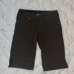 Athleta Bettona Walking Shorts Olive Green M